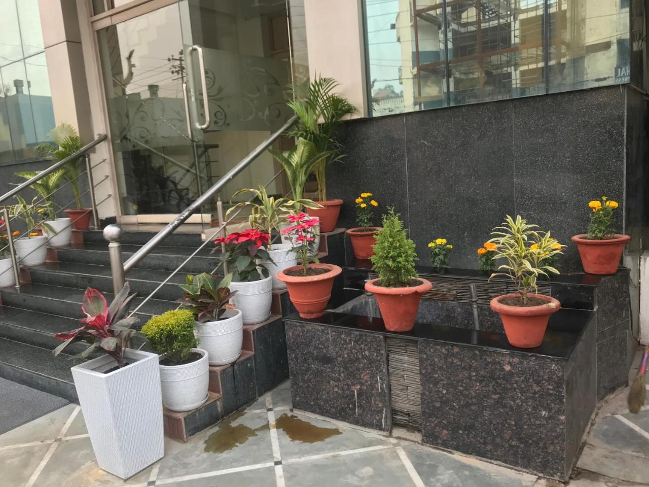 Hotel Sunrise Inn Lucknow Exterior photo